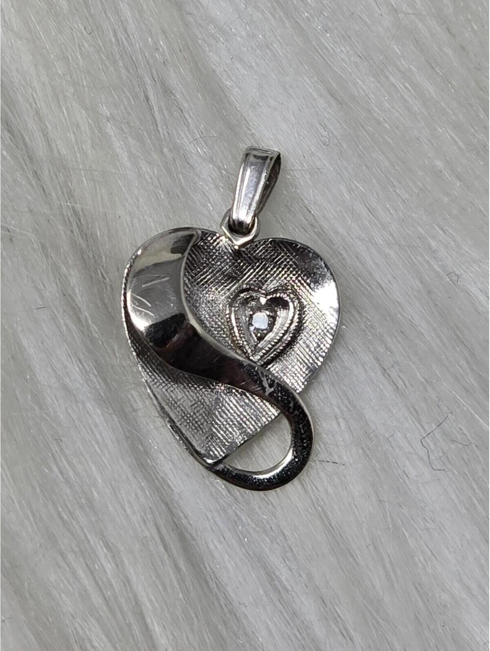 10K White Gold Diamond Chip Heart Pendant Scroll Design 1g